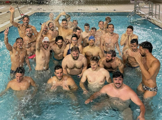 Nadadores entrenando en piscina.